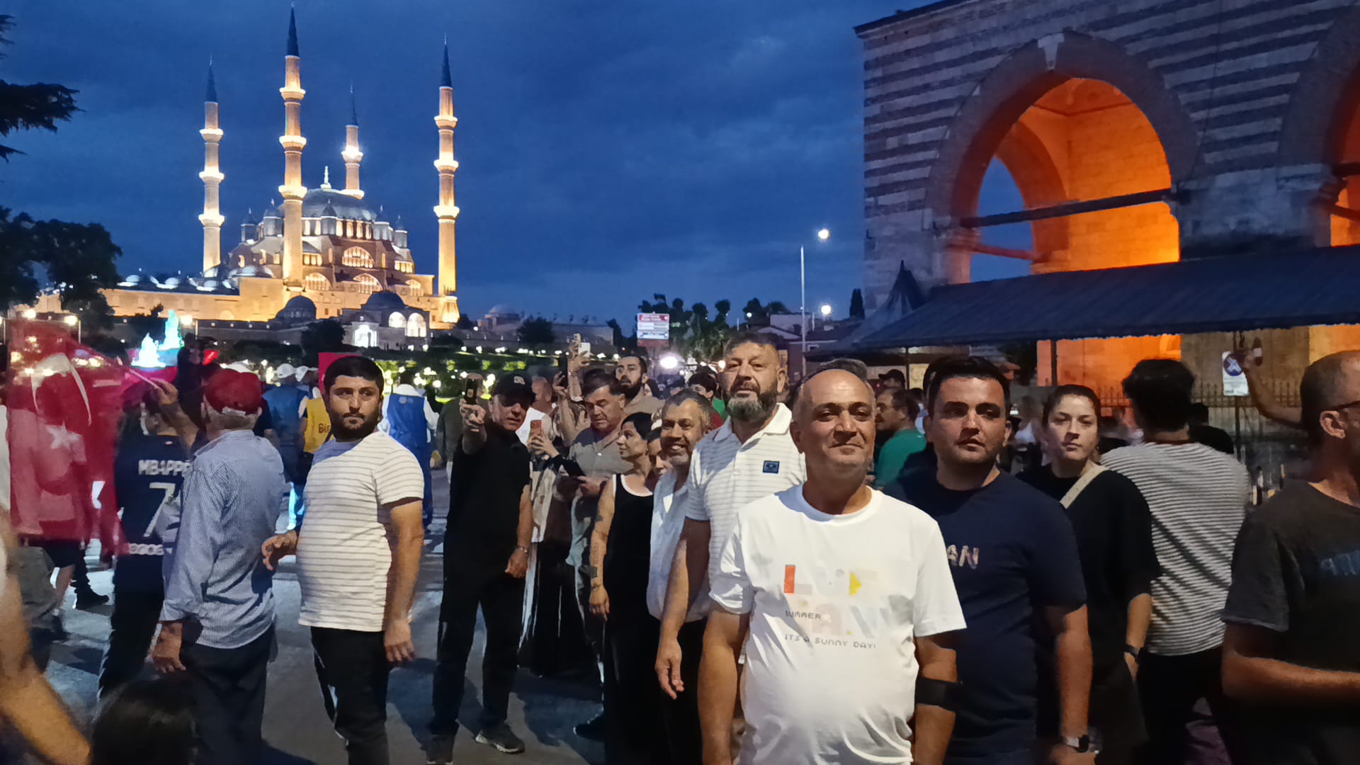 Kırkpınar’ın 665’inci başpehlivanı Erkan Taş, altın kemeriyle Edirne sokaklarında coşkuyla karşılanırken, asırlık Saray Hamamı geleneğini bozmayarak dualarla yorgunluk attı.